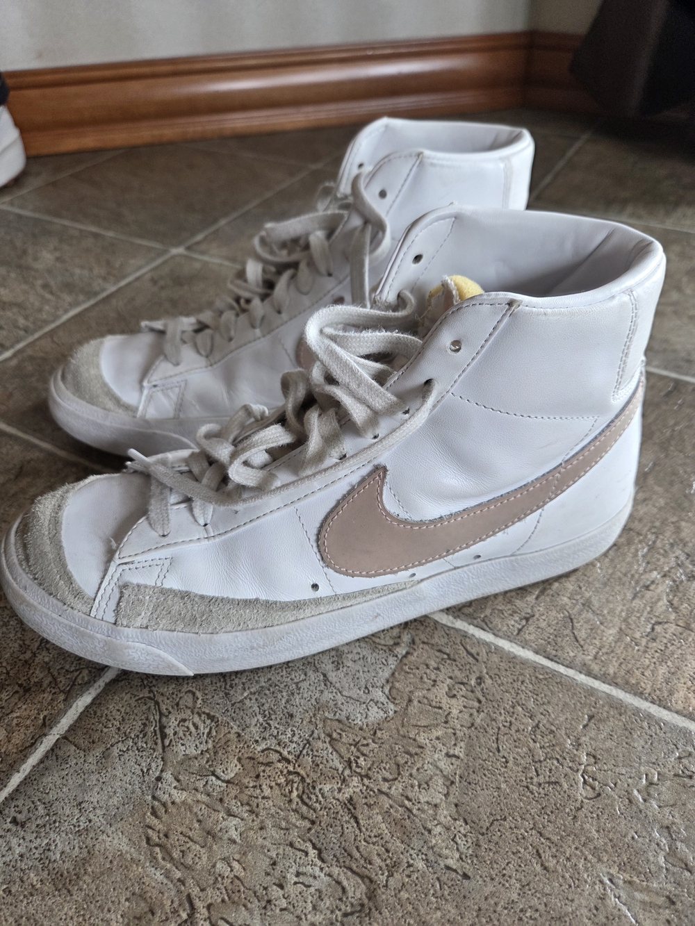 Nike White High-Top Sneakers BLAZER MID  with Pink Swoosh